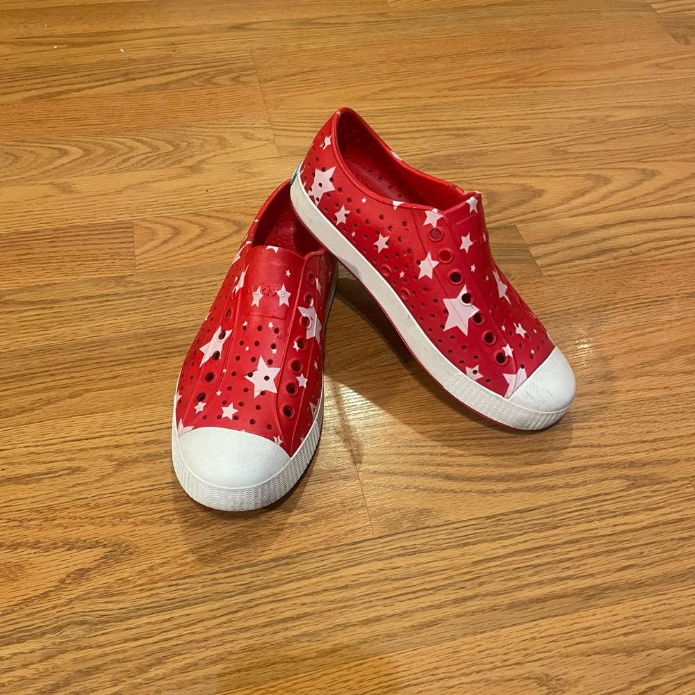 Native red with white stars rubber shoes